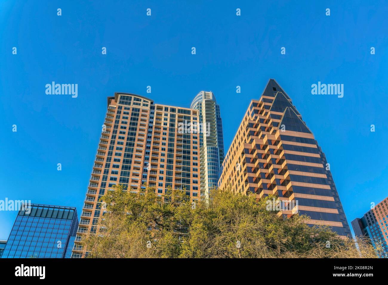 Luxus-Apartments Moderne Hausfassade vor blauem Himmel in Austin Texas. Architekturlandschaft im Stadtwohngebiet mit Außenansicht von exp Stockfoto