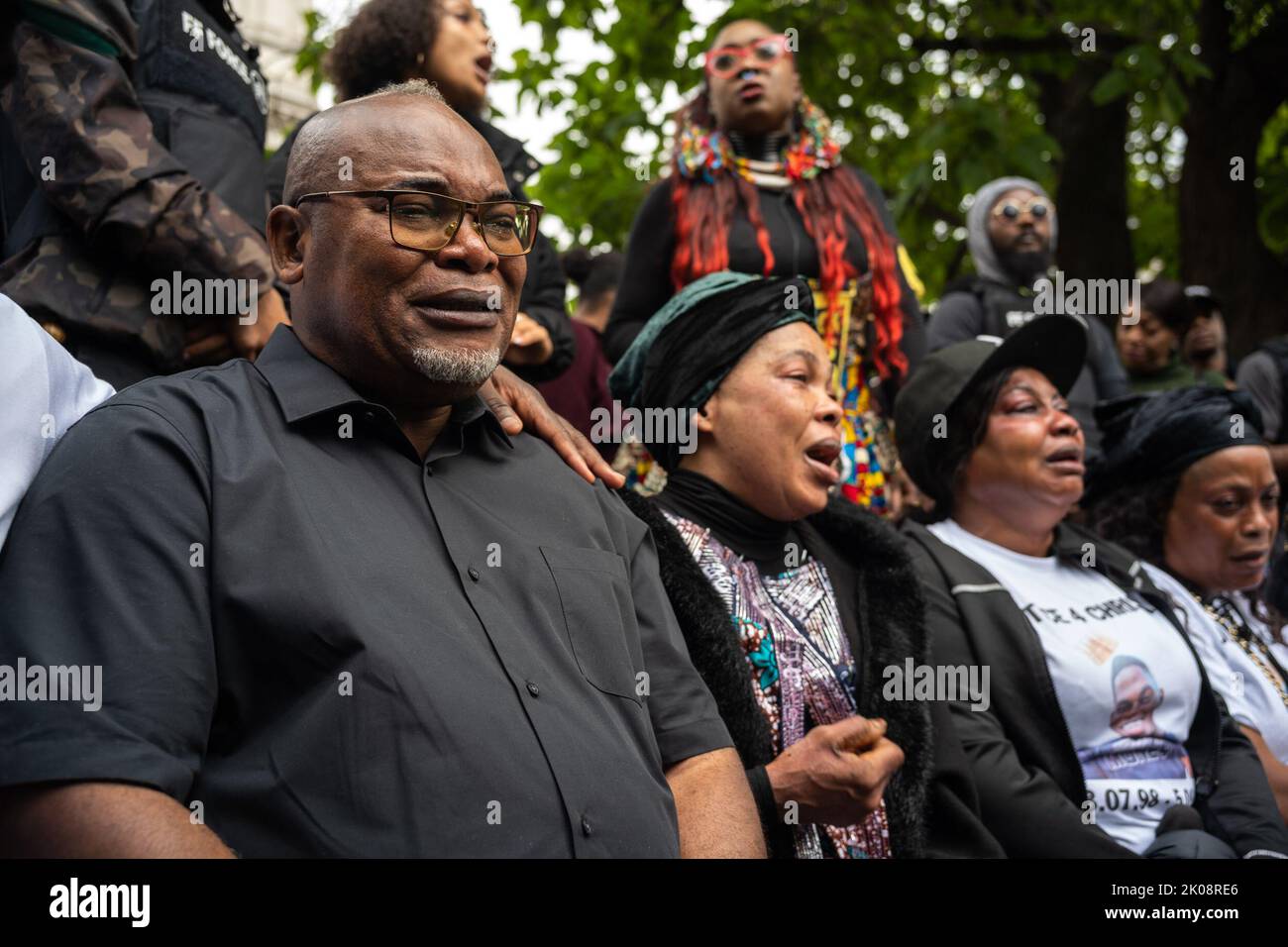 Demonstranten versammelten sich bei Scotland Yard und forderten Gerechtigkeit für Chris Kaba, der von der Polizei in Streatham, London, tödlich angeschossen wurde. Stockfoto