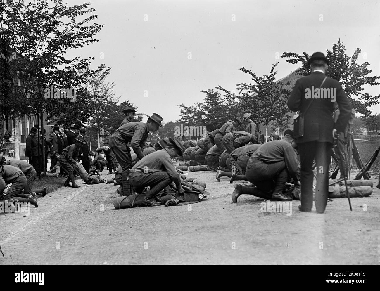 US Army Inspection, 1910. [Soldaten packen Kit]. Stockfoto