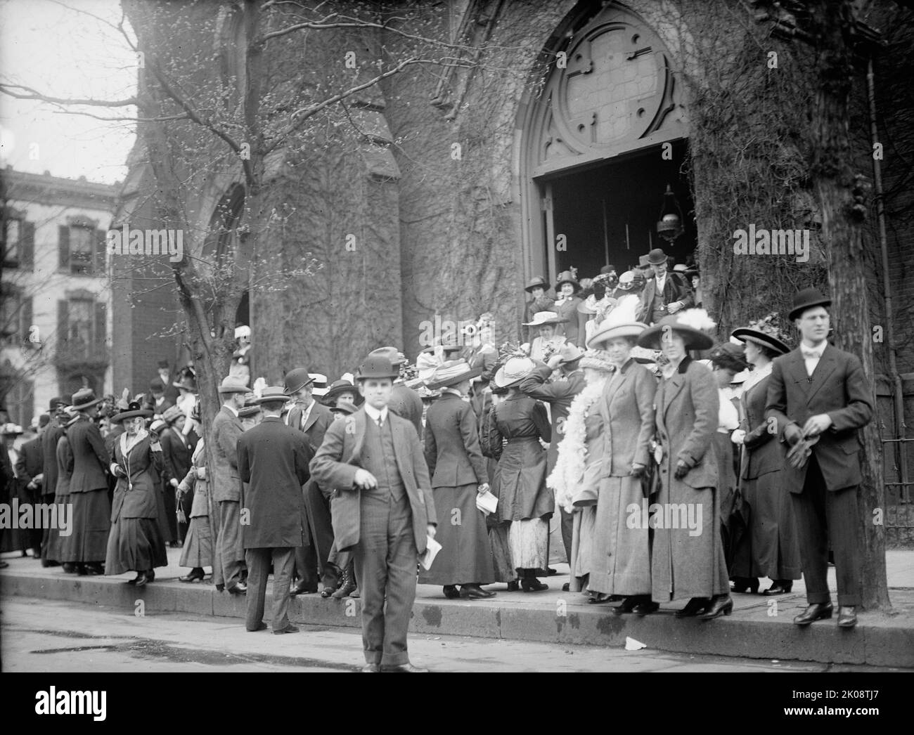 All Soul's Church, Unitarian, 14. und L Streets, N.W., Easter Crowds, [Washington DC], 1911. [Die Leute drängen sich auf den Bürgersteig für den Ostergottesdienst]. Stockfoto