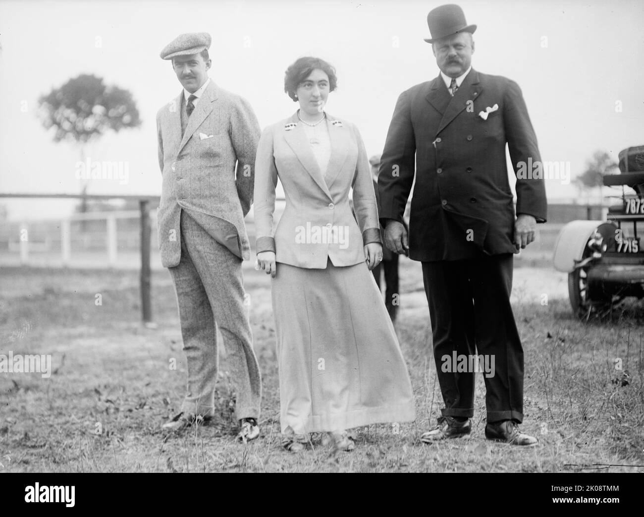 Frau Edward Beale McLean mit Ehemann, 1911. [Amerikanische Bergbauerbin und Sozialitin Evalyn Walsh McLean mit ihrem Mann Ned McLean, Verleger und Inhaber der Washington Post Zeitung und unidentifizierter Mann rechts]. Stockfoto