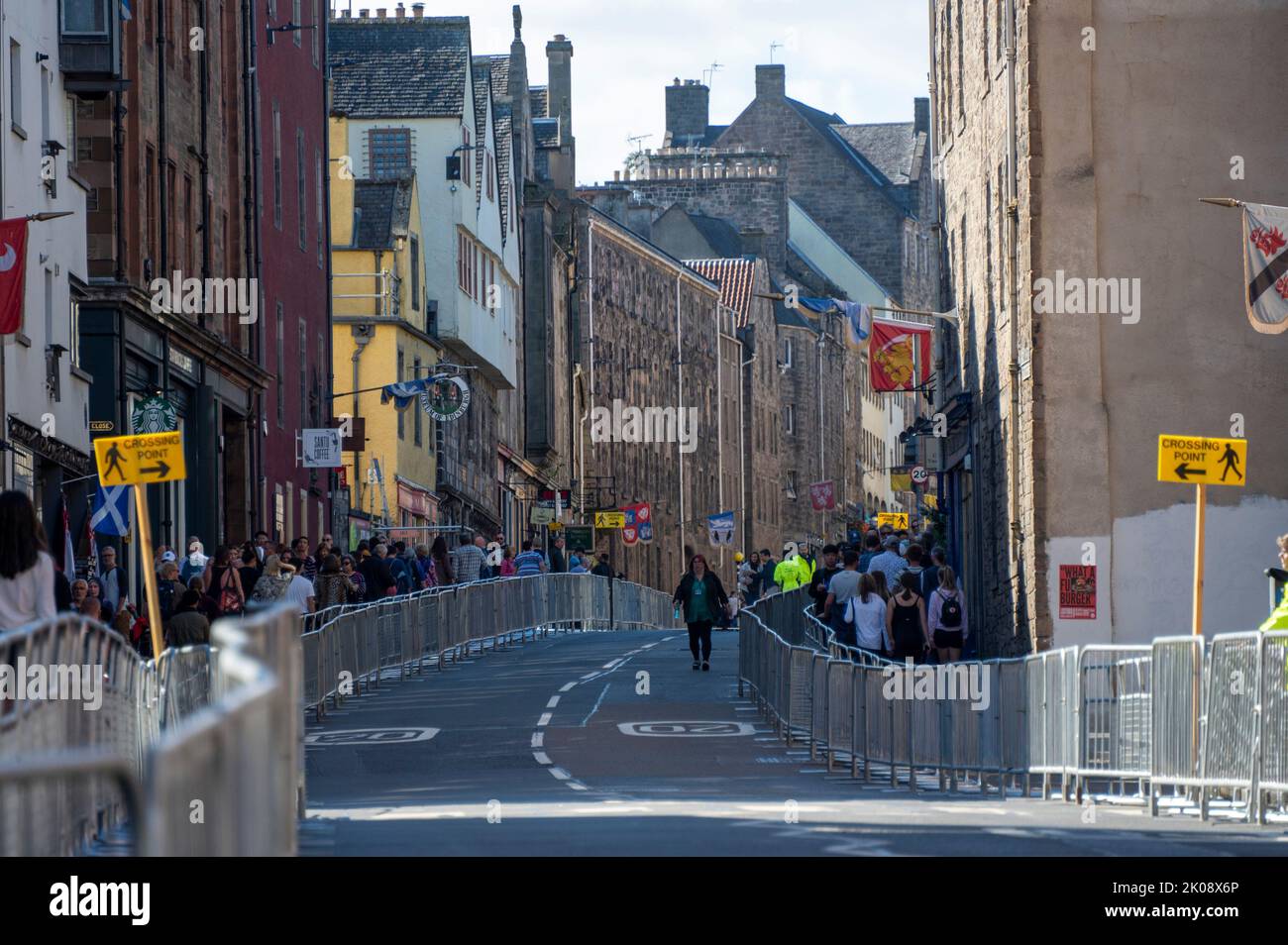 Edinburgh, Schottland. Samstag, 10 2022. September: Die Royal Mile, wo der Sarg mit dem Leichnam von Königin Elizabeth mitreist. In Edinburgh werden Vorbereitungen für die Ankunft des Leichnam der verstorbenen Königin Elizabeth II. Getroffen Touristen und Einheimische vermischten sich, als die Menschen den Palast des Holyrood-Hauses, die Royal Mile und die St. Giles Cathedral besuchten, wo die Königin im Staat liegen wird.Quelle: Andrew O'Brien/Alamy Live News Stockfoto