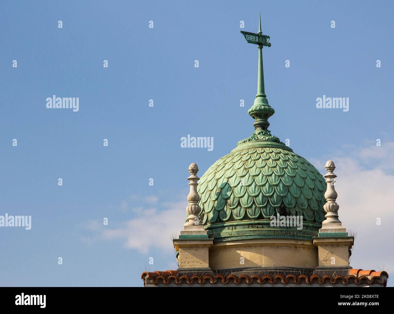 Gebäudedekoration grüne Kuppel mit blauem Himmel zurück. Stockfoto