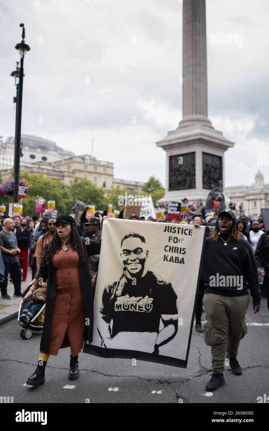 Demonstranten versammelten sich bei Scotland Yard und forderten Gerechtigkeit für Chris Kaba, der von der Polizei in Streatham, London, tödlich angeschossen wurde. Stockfoto