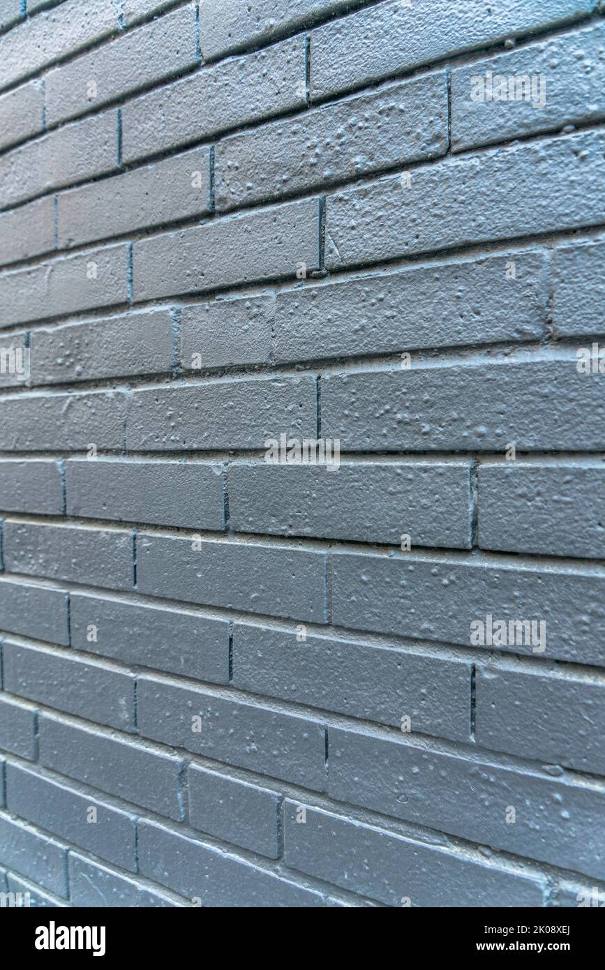 Nahaufnahme einer strukturierten Ziegelwand mit geometrischem Design eines Gebäudes. Außen- oder Innenwand mit geometrischem und symmetrischem Muster im Stil i Stockfoto