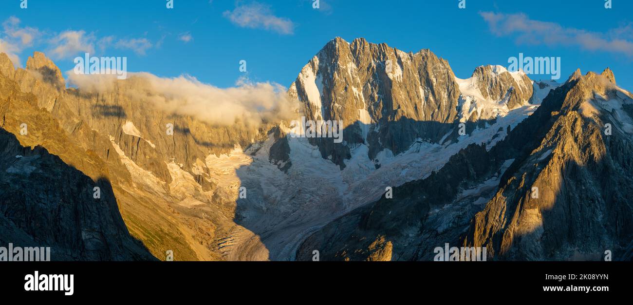 Das Panorama des Grand Jorasses Massivs im Abendlicht. Stockfoto