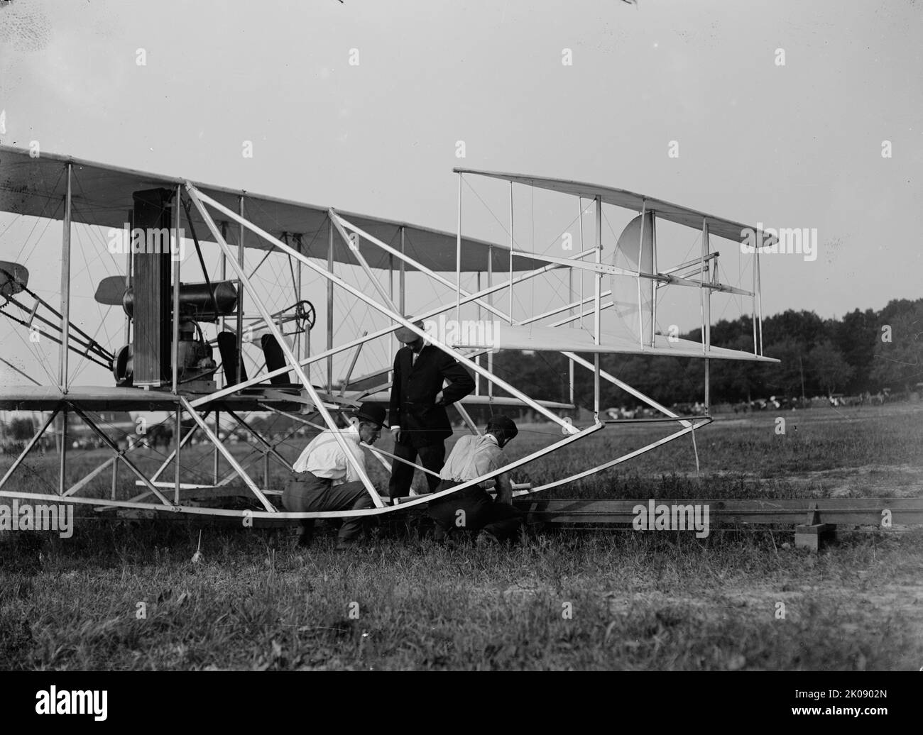 Wright Flights, Fort Myer, Virginia, Juli 1909 - First Army Flights; Wilbur Und Orville Wright, Charlie Taylor; Putting Plane On Launching Rail. [Die Gebrüder Wright führten Testflüge in Fort Myer durch, nachdem ihnen das US-Kriegsministerium einen Vertrag von $25.000 angeboten hatte, wenn ihr Flyer eine Geschwindigkeit von 40 Meilen pro Stunde erreichte]. Stockfoto