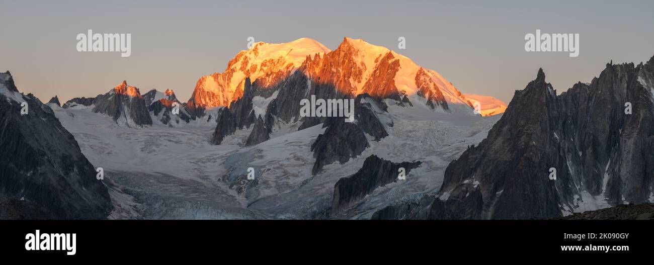 Das Panorama des Mont-Blanc-Massivs im Morgenlicht. Stockfoto