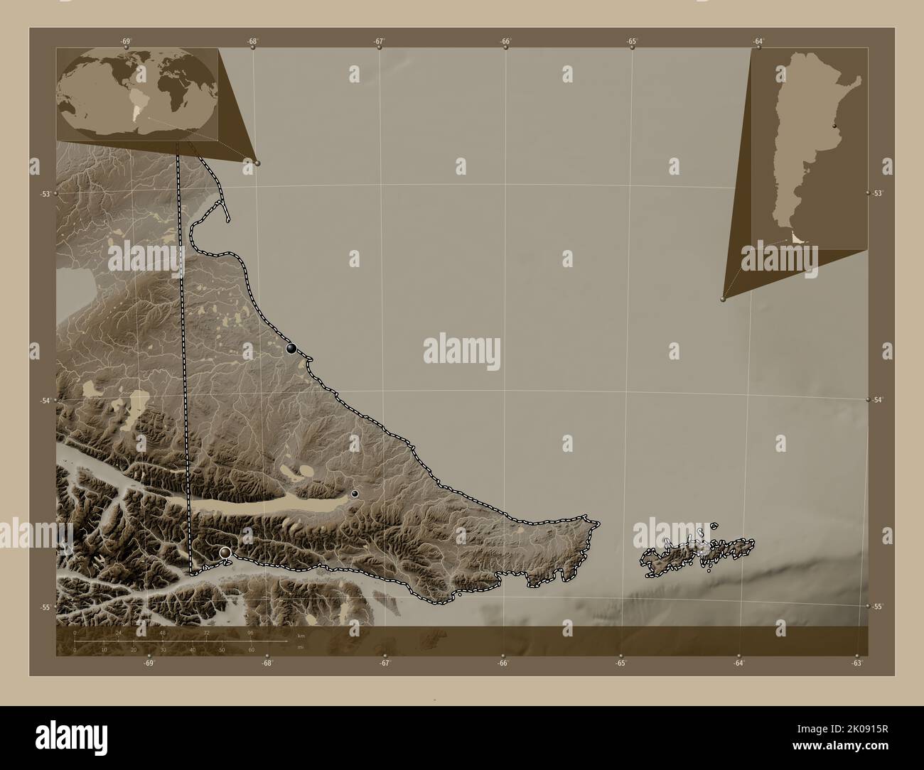 Tierra del Fuego, Staatsgebiet von Argentinien. Höhenkarte in Sepia-Tönen mit Seen und Flüssen. Standorte der wichtigsten Städte der Region Stockfoto