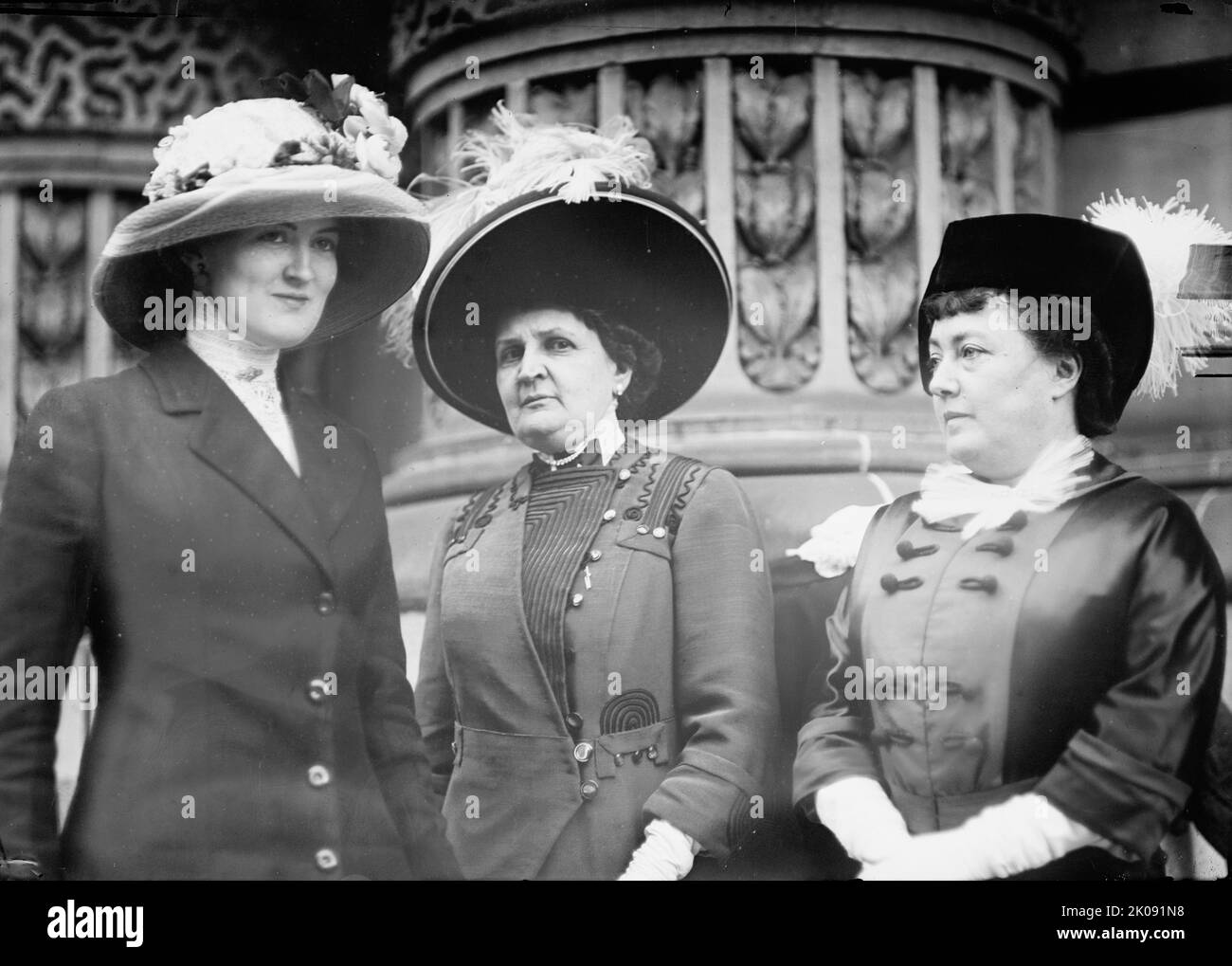 Democratic National Convention - Miss Ruby Tucker aus Arkansas; Mrs. Thomas Taggart aus Indiana; Mrs. Norman Mack aus New York, 1912. [Eva Bryant Taggart war mit dem Politiker Thomas Taggart verheiratet; Harriet T. Mack war die Frau des Herausgebers und Verlegers Norman E. Mack]. Stockfoto