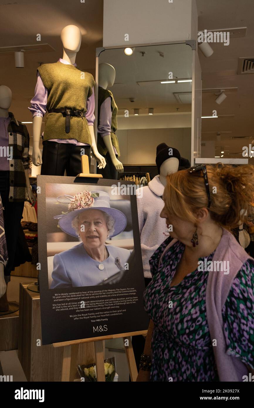 Edinburgh, Schottland, 10. September 2022. Porträt Ihrer Majestät Königin Elizabeth II., die im Alter von 96 Jahren gestorben ist, zu sehen in einem Marks & Spencers Kaufhaus in Edinburgh, Schottland, 10. September 2022. Bildnachweis: Jeremy Sutton-Hibbert/ Alamy Live Nachrichten. Stockfoto