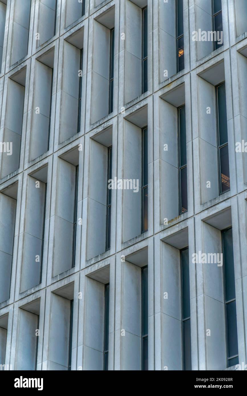 Modernes Betongebäude in Austin, Texas, mit hohen rechteckigen Fenstern. Blick auf die Architektur in der Innenstadt mit Schwerpunkt auf der Fassade eines Geschäftsbereichs Stockfoto