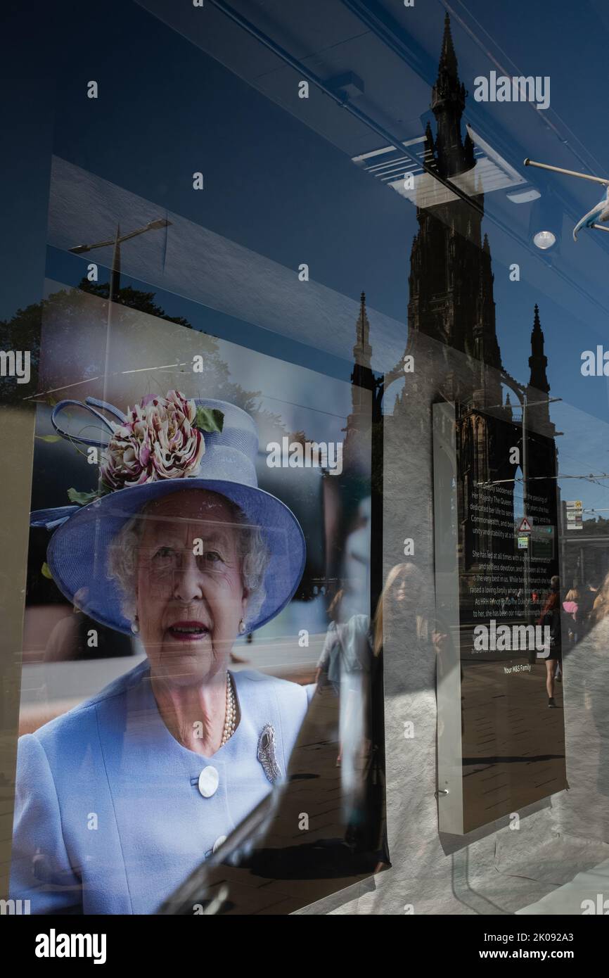 Edinburgh, Schottland, 10. September 2022. Porträt Ihrer Majestät Königin Elizabeth II., die im Alter von 96 Jahren verstorben ist, in einem Warenhausfenster von Marks & Spencers mit dem Sir Walter Scott Monument, das im Fenster reflektiert wird, in Edinburgh, Schottland, 10. September 2022. Bildnachweis: Jeremy Sutton-Hibbert/ Alamy Live Nachrichten. Stockfoto