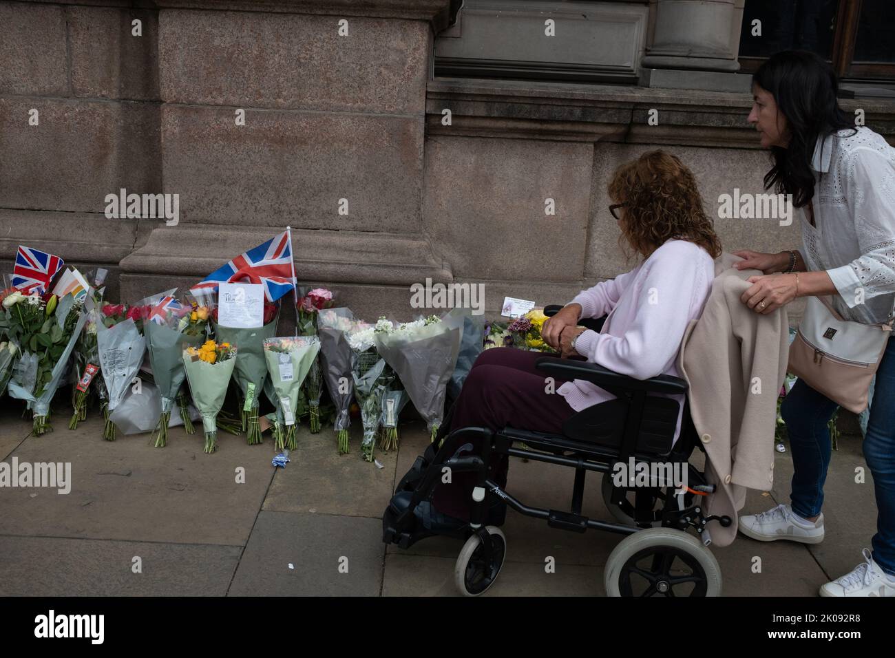 Glasgow, Schottland, 10. September 2022. Blumen werden außerhalb der City Chambers als Zeichen des Respekts für Ihre Majestät Königin Elizabeth II. Gelegt, die im Alter von 96 Jahren in Glasgow, Schottland, am 10. September 2022 gestorben ist. Bildnachweis: Jeremy Sutton-Hibbert/ Alamy Live Nachrichten. Stockfoto