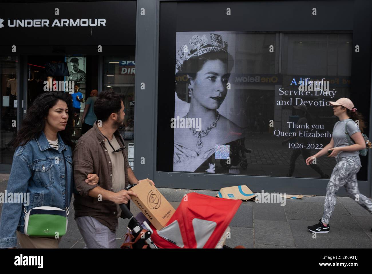 Glasgow, Schottland, 10. September 2022. Ein digitales Display in einem Schaufenster der Argyle Street zeigt ein Porträt Ihrer Majestät Königin Elizabeth II., die im Alter von 96 Jahren als Zeichen des Respekts in Glasgow, Schottland, am 10. September 2022 gestorben ist. Bildnachweis: Jeremy Sutton-Hibbert/ Alamy Live Nachrichten. Stockfoto