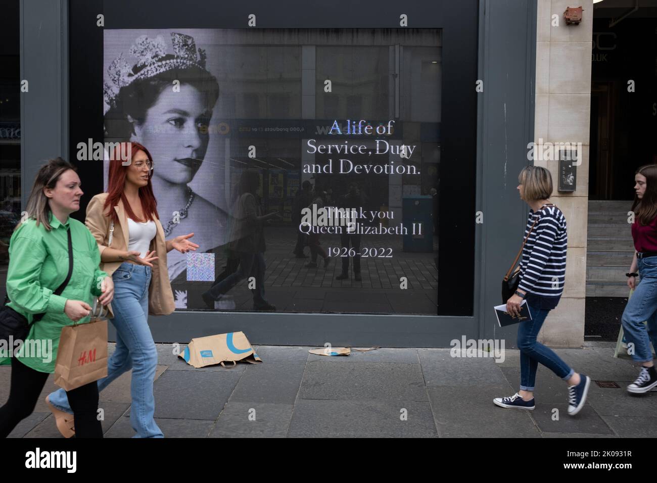 Glasgow, Schottland, 10. September 2022. Ein digitales Display in einem Schaufenster der Argyle Street zeigt ein Porträt Ihrer Majestät Königin Elizabeth II., die im Alter von 96 Jahren als Zeichen des Respekts in Glasgow, Schottland, am 10. September 2022 gestorben ist. Bildnachweis: Jeremy Sutton-Hibbert/ Alamy Live Nachrichten. Stockfoto