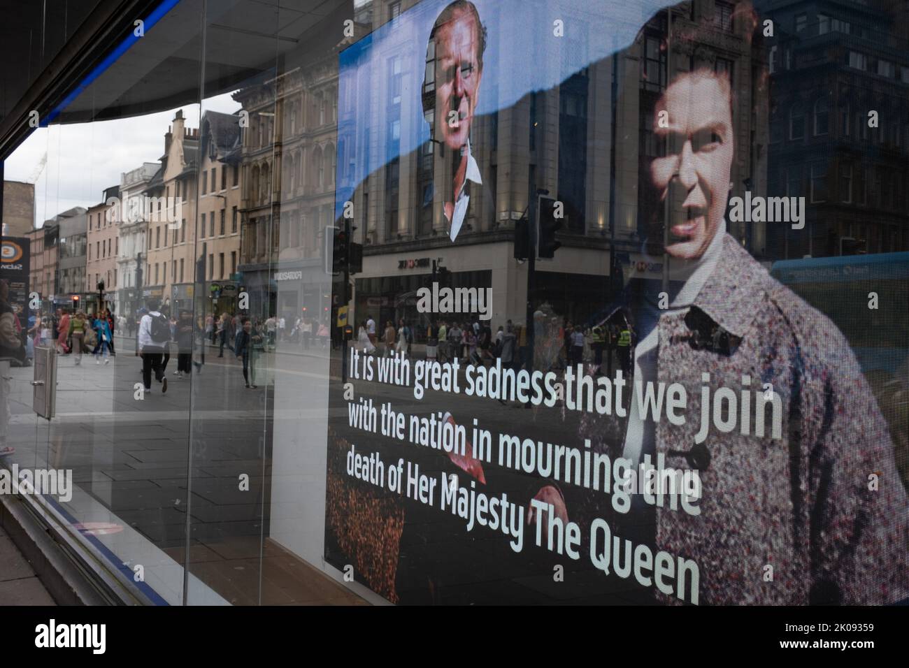 Glasgow, Schottland, 10. September 2022. Ein digitales Display im Fenster der Bank of Scotland in der Argyle Street zeigt ein Porträt Ihrer Majestät Königin Elizabeth II., die im Alter von 96 Jahren als Zeichen des Respekts in Glasgow, Schottland, am 10. September 2022 gestorben ist. Bildnachweis: Jeremy Sutton-Hibbert/ Alamy Live Nachrichten. Stockfoto