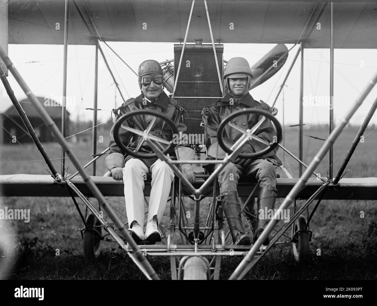 Luftfahrt, Marine - Commodore J.C. Gillmore in Curtiss Headless Plane, Dual Control, am College Park Army Flying Field, LT. Milling, rechts, 1912. Frühe Luftfahrt, USA. Stockfoto