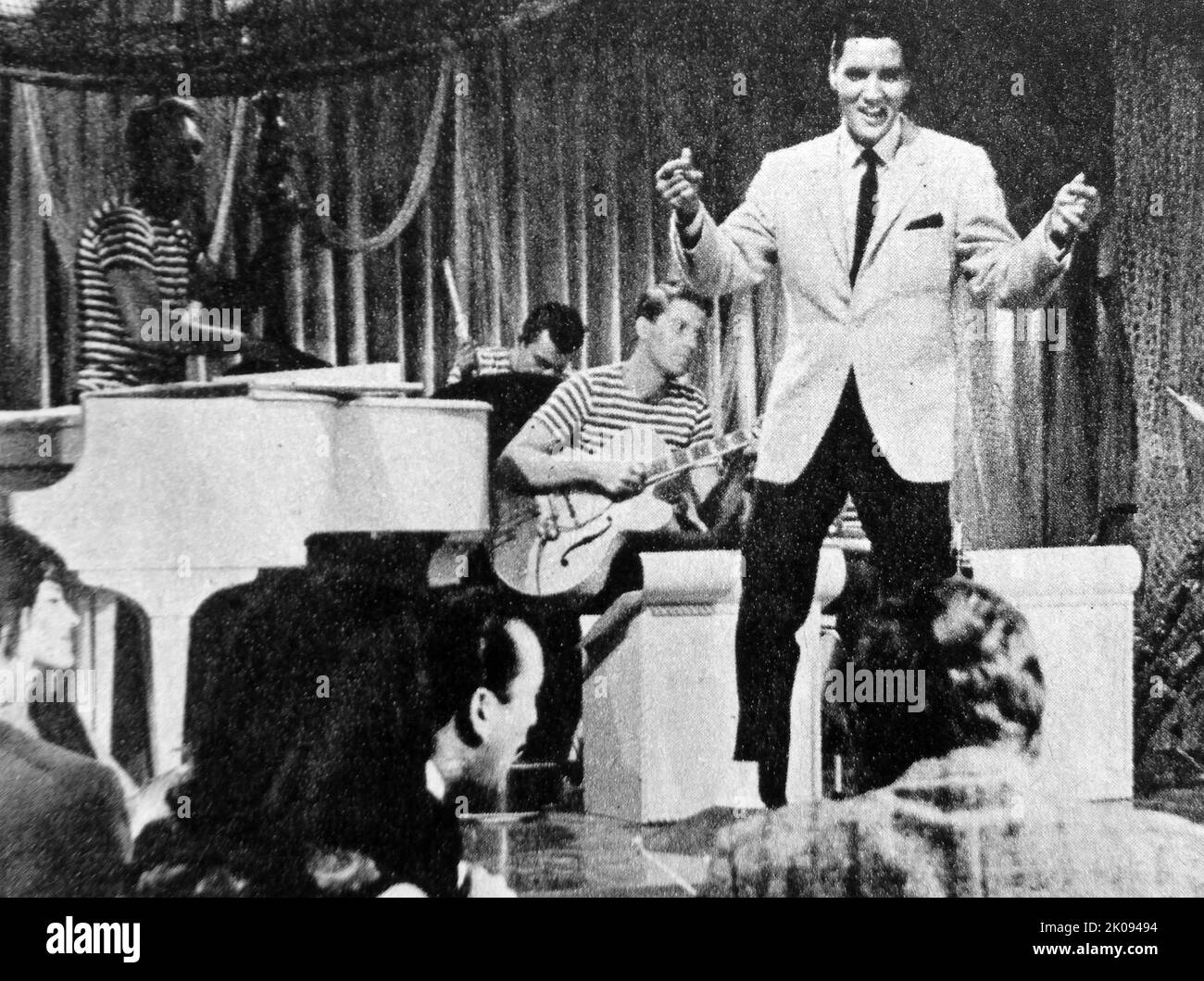 Zeitungsbericht über Mädchen! Mädels! Mädels! 1962 Film mit Elvis Presley. Foto von Elvis Presley. Stockfoto