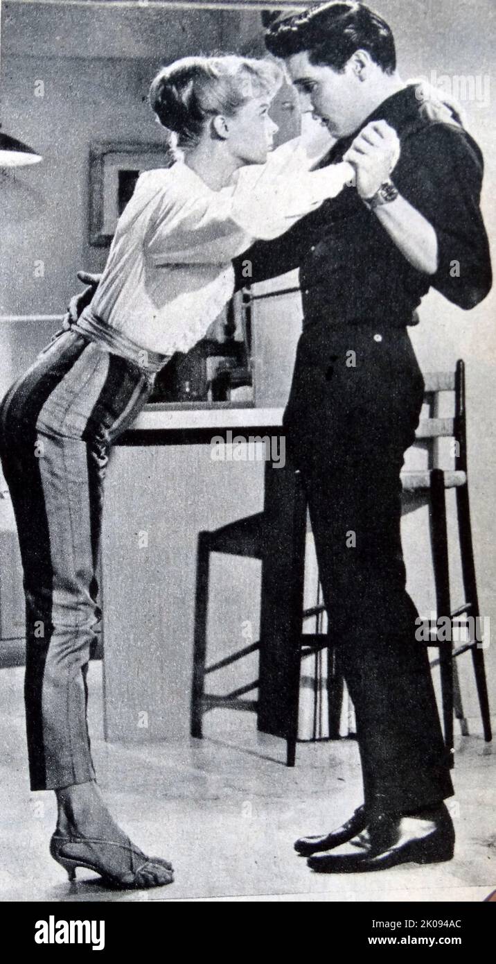 Zeitungsbericht über Mädchen! Mädels! Mädels! 1962 Film mit Elvis Presley. Foto von Elvis Presley mit Laurel Goodwin. Stockfoto