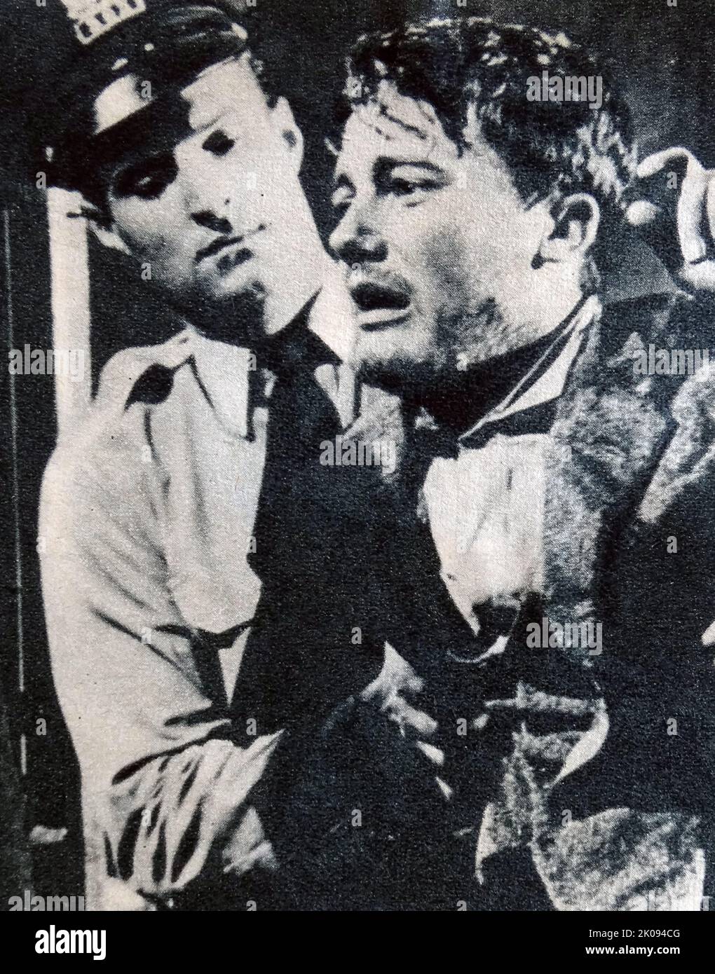 Zeitungsbericht zum Film City in the Jungle von 1959 mit Robert Vaughn. Robert Francis Vaughn (22. November 1932 - 11. November 2016) war ein amerikanischer Schauspieler, der für seine Bühnen-, Film- und Fernseharbeiten bekannt war. Stockfoto