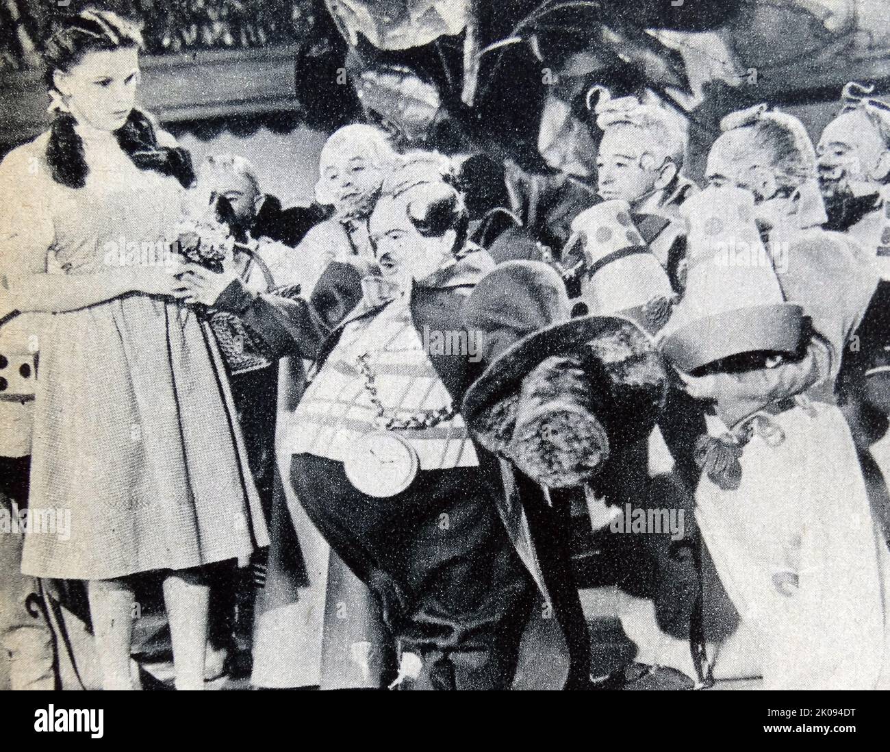 Zeitungsreview von 1939 Filmen. Foto von Judy Garland im Zauberer von Oz. Stockfoto