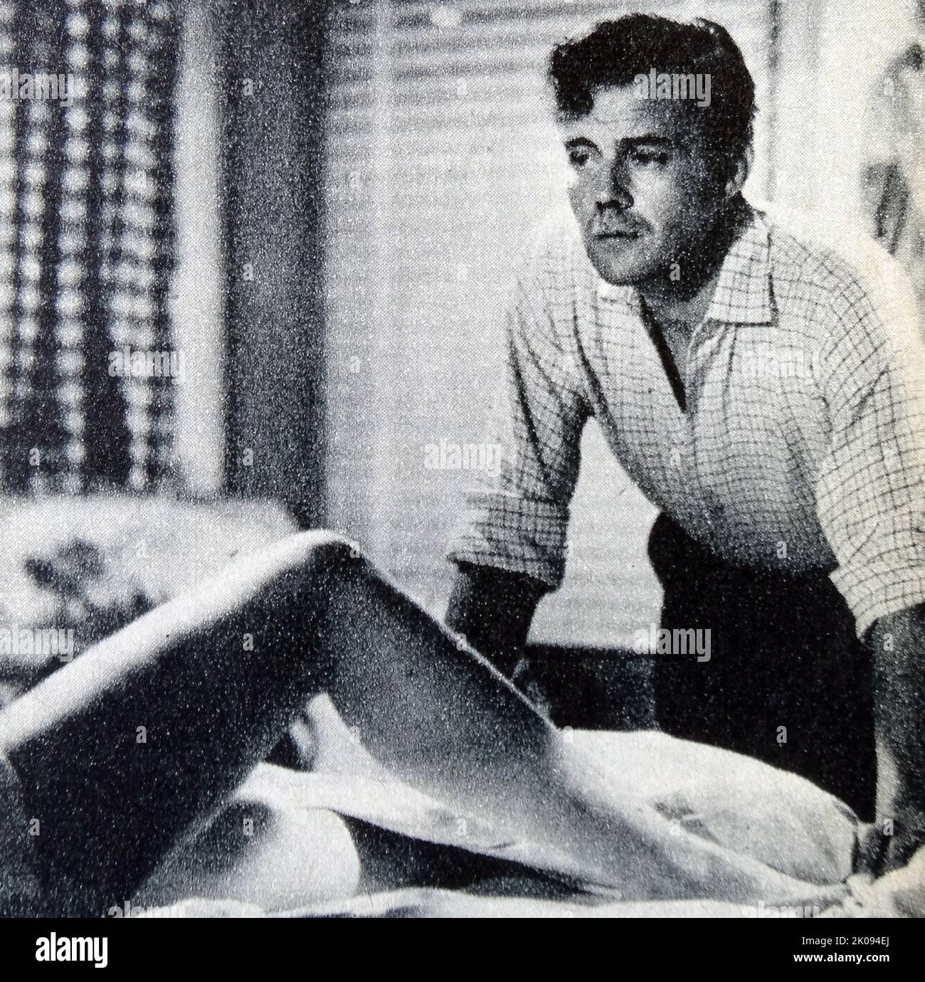 Zeitungsbericht über The Mind Benders, ein britischer Thriller-Film aus dem Jahr 1963, Foto von Dirk Bogarde. Stockfoto