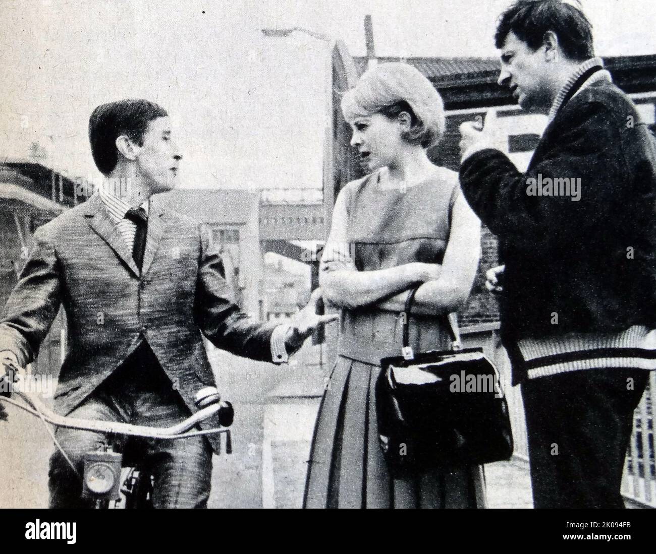 Zeitungsbericht zum Film Sparrows Can't Sing von 1963, Foto von Murray Melvin, Barbara Ferris und Griffith Davies. Stockfoto