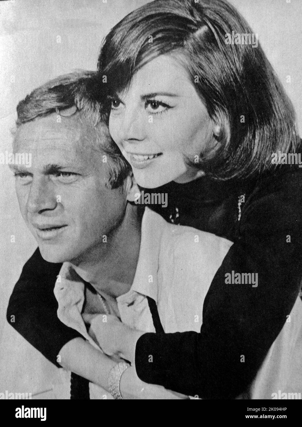 Zeitungsausschnitte und Fotos von Natalie Wood und Steve McQueen im Film Love With The Proper Stranger von 1963, einem amerikanischen romantischen Komödie-Drama-Film. Stockfoto