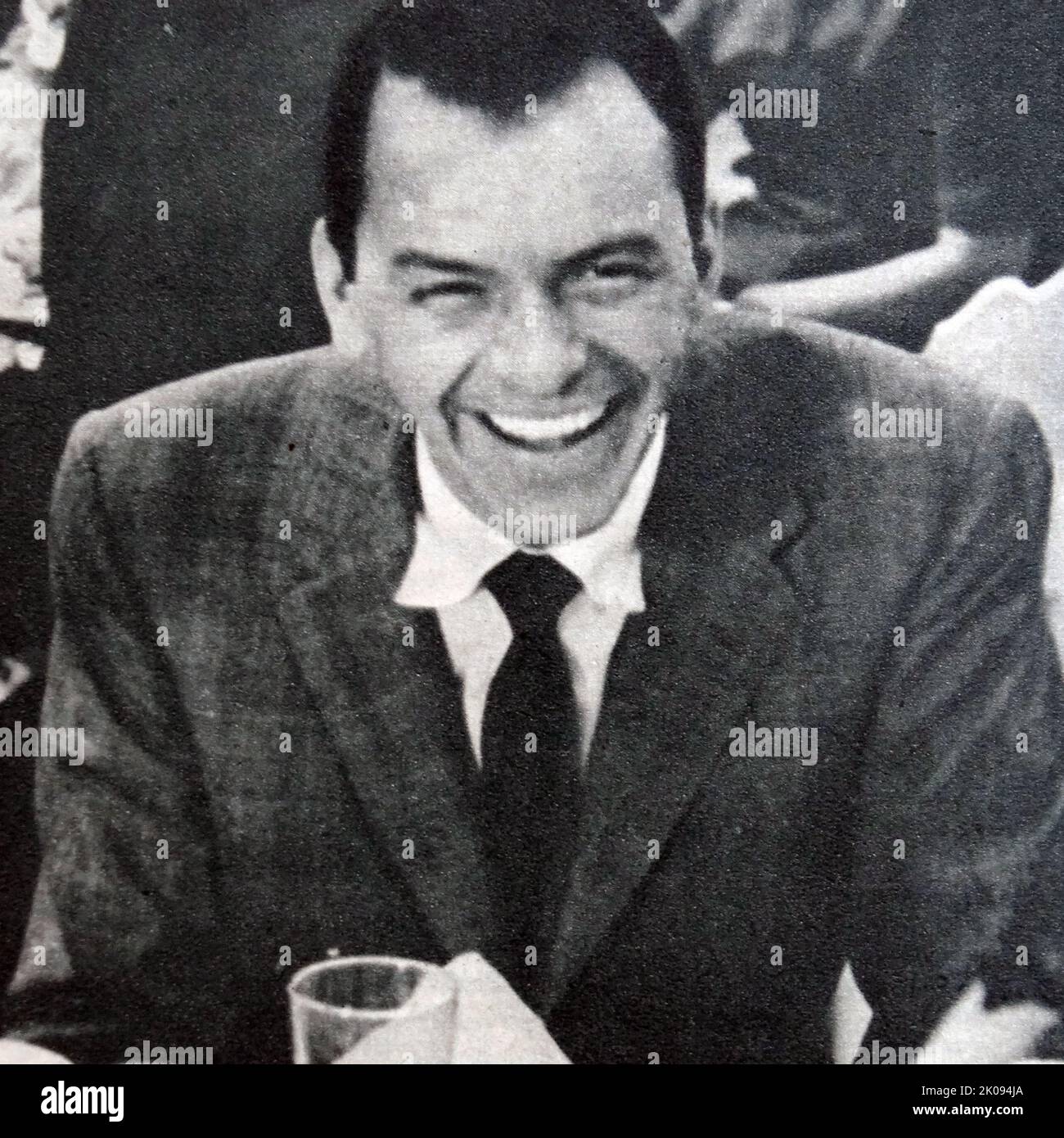 Zeitungsschnitt mit Foto von Frank Sinatra. Francis Albert Sinatra (12. Dezember 1915 - 14. Mai 1998) war ein amerikanischer Sänger und Schauspieler, der allgemein als einer der größten Musikkünstler des 20.. Jahrhunderts wahrgenommen wird. Er ist einer der meistverkauften Musikkünstler aller Zeiten und hat weltweit schätzungsweise 150 Millionen Schallplatten verkauft. Stockfoto