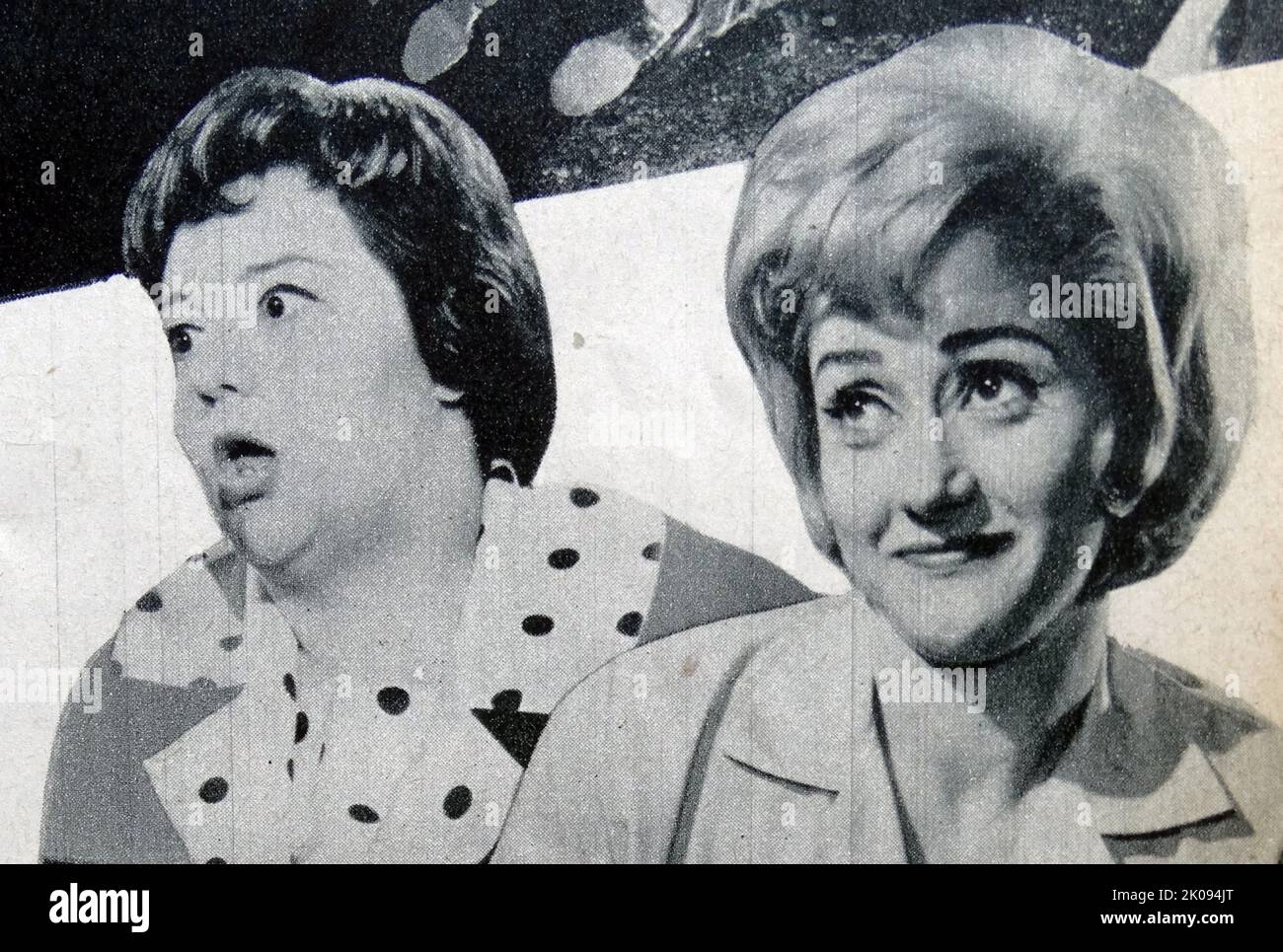 Zeitungsbericht zum Film Carry on Cabby aus dem Jahr 1963. Fotos von Hattie Jacques und Joan Simms. Stockfoto