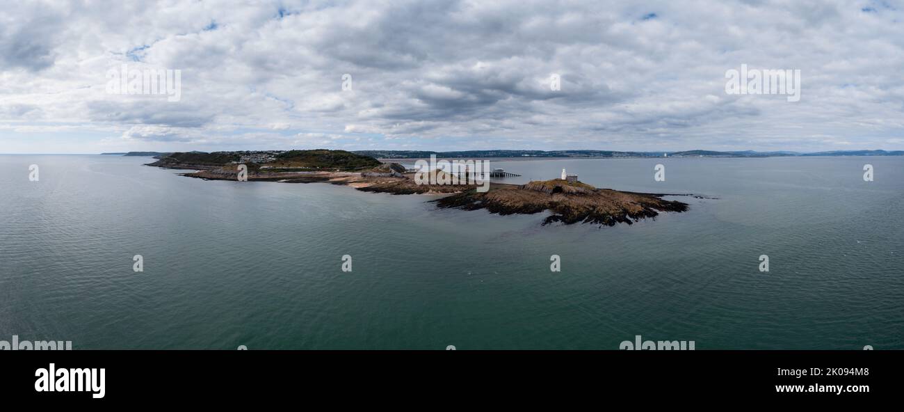 Luftaufnahme der Mumbles-Landzunge mit dem historischen Leuchtturm und den Piers in der Swansea Bay Stockfoto