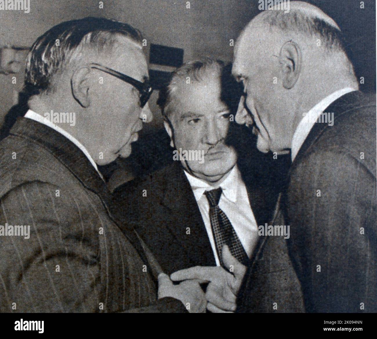 Neunundfünfzig Nationen auf Flushing Meadow. New York, 1949. Ernest Bevin (links), Robert Schuman (rechts) und M. Bech (Luxemburg) (Mitte). Stockfoto