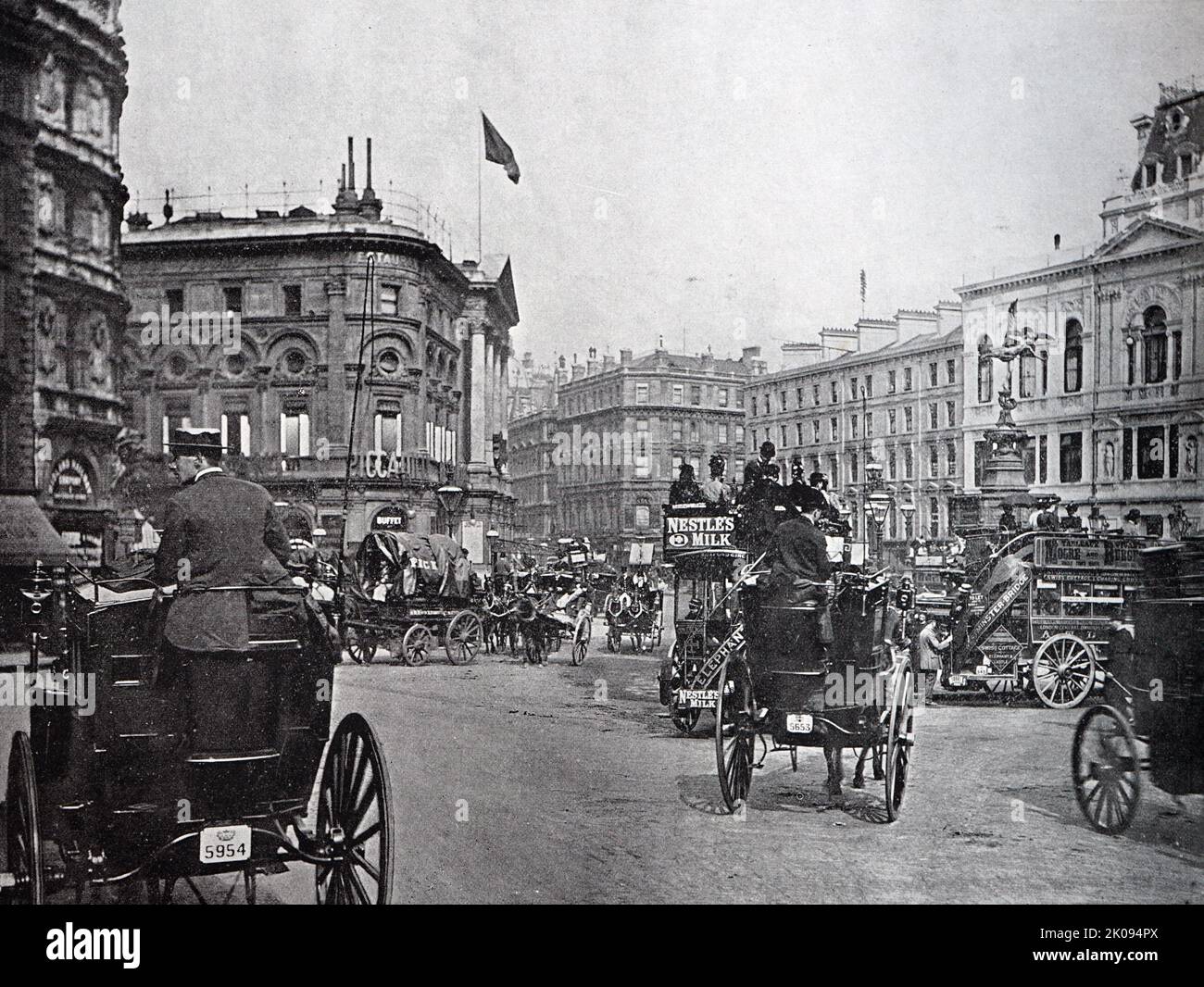 Der Piccadilly Circus ist ein Straßenknotenpunkt und öffentlicher Raum im Londoner West End in der City of Westminster. Es wurde 1819 erbaut, um die Regent Street mit Piccadilly zu verbinden. Stockfoto