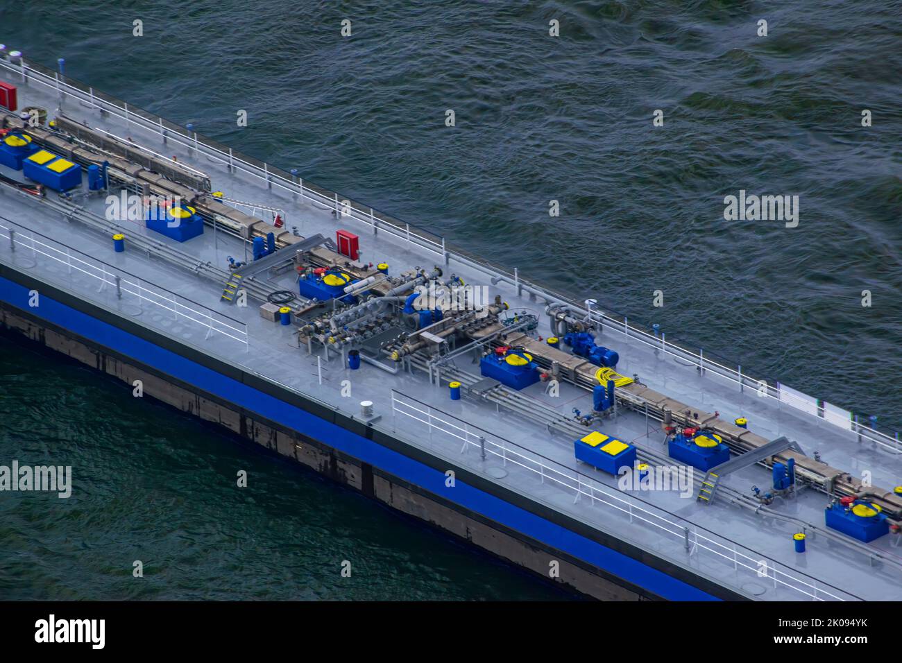 Bau von Gaspipelines auf Schiffen im Meer. Stockfoto