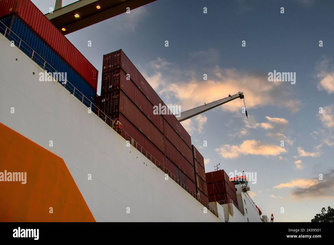 Ladung auf Frachtschiff aus einer niedrigen Engelsansicht. Stockfoto