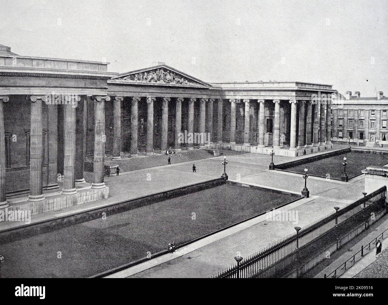 Das British Museum ist eine öffentliche Einrichtung, die sich der Geschichte, Kunst und Kultur der Menschen widmet und sich im Londoner Stadtteil Bloomsbury befindet. Seine ständige Sammlung von rund acht Millionen Werken gehört zu den größten und umfassendsten überhaupt, die während der Zeit des britischen Empire gesammelt wurden. Es war das erste öffentliche Nationalmuseum der Welt. Das Museum wurde 1753 gegründet und basiert größtenteils auf den Sammlungen des anglo-irischen Arztes und Wissenschaftlers Sir Hans Sloane. Stockfoto