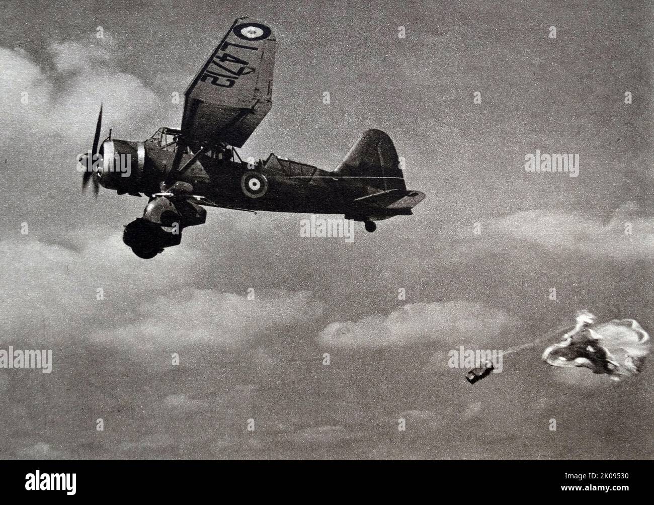 Die fliegenden Lieferwagen der Armee. Lebensmittel, Wasser, Depeschen und Postbündel werden per Fallschirm an Truppen abgeworfen, die von Westland Lysanders an einem Außenposten in der Wüste stationiert sind. Stockfoto