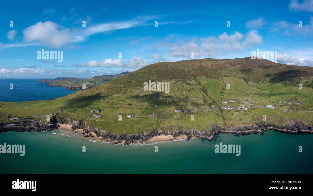 Blick auf das türkisfarbene Wasser und den goldenen Sandstrand von Slea Head auf der Dingle-Halbinsel der Grafschaft Kerry im Westen Irlands Stockfoto