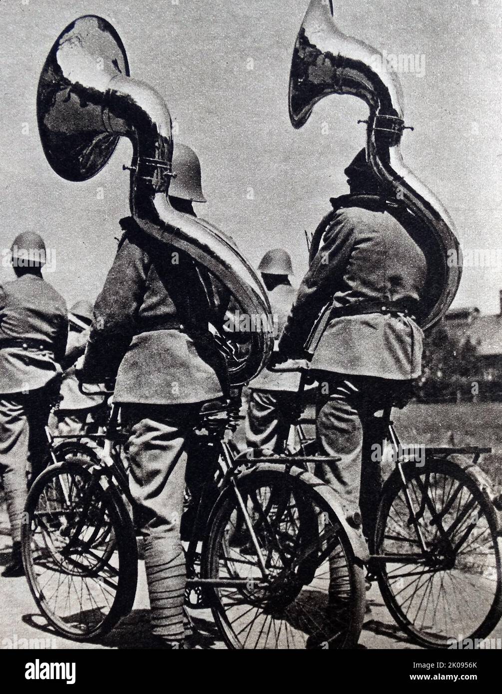 Fahrende Banditen der niederländischen Armee am Hauptquartier des Bataillons in Südholland. Nachrichten schneiden. Stockfoto