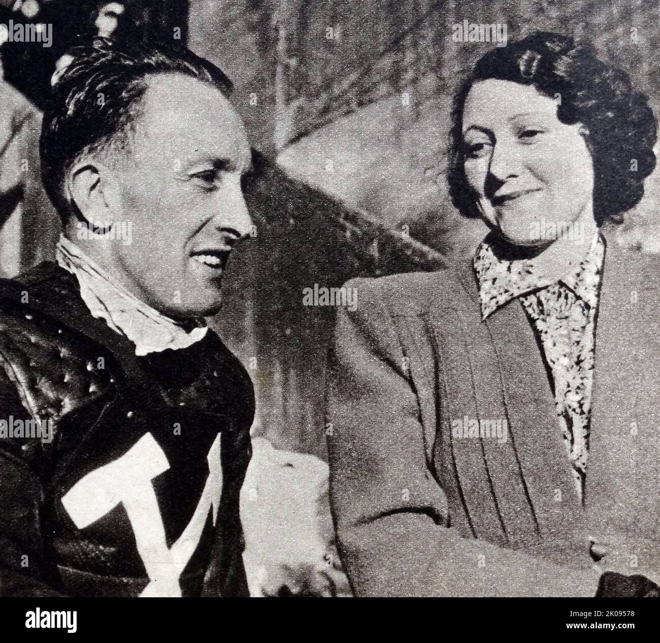 Speedway-Fahrer Tommy Croombs mit seiner Frau Josephine. Thomas Croombs (13. Dezember 1906 - 15. Oktober 1980) war ein Speedway-Fahrer, der im Jahr 1931, dem Vorläufer der Speedway-Weltmeisterschaft, den dritten Platz in der Star Riders' Championship belegte. 1929 fuhr er für die Lea Bridge und zog 1930 auf den West Ham Hammers. Illustrierte Nachrichten. Stockfoto