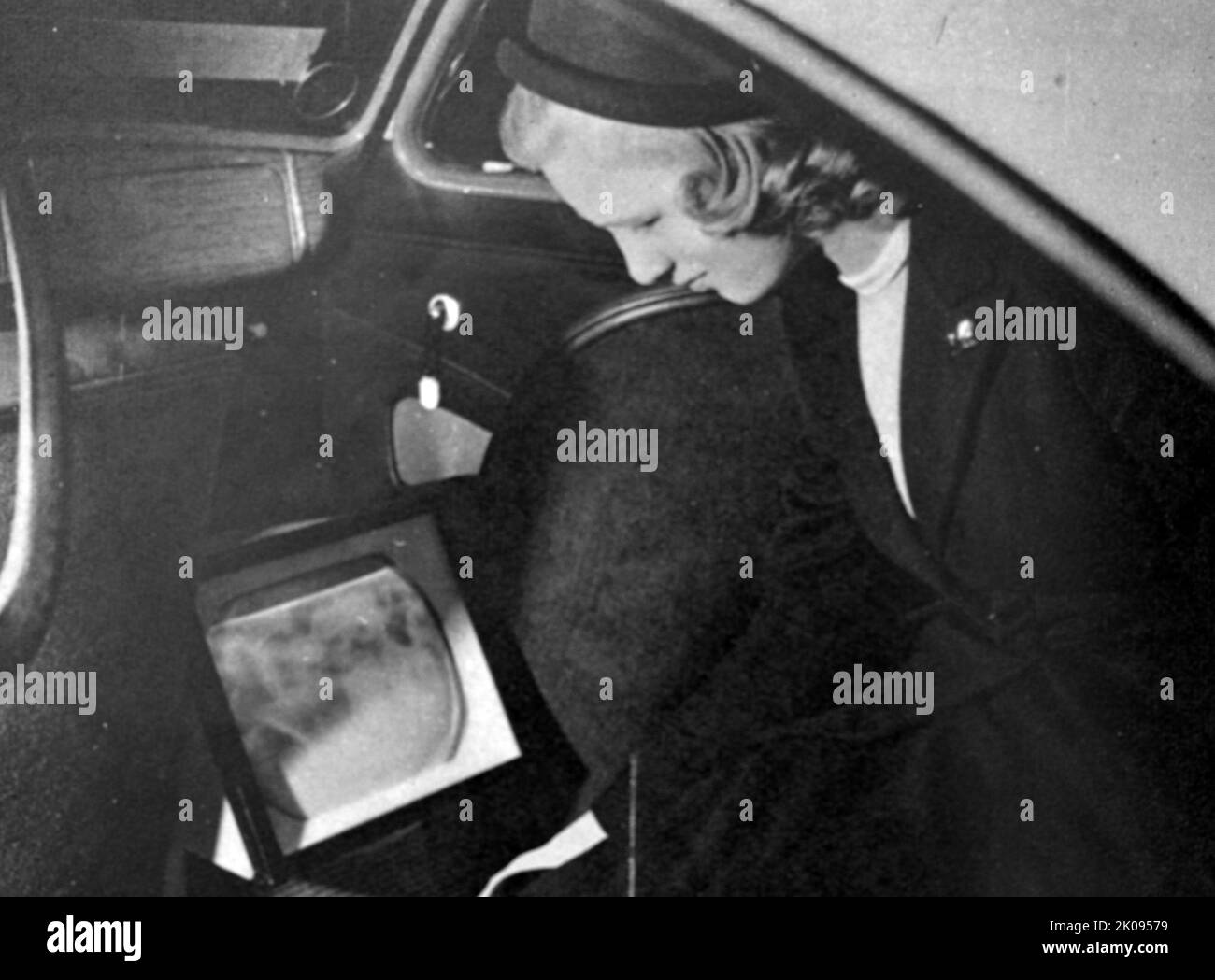 Fernseher im privaten Auto. Eine experimentelle Installation in einem Standard-Vanguard-Salon, die Radiolympia-Besuchern vorgeführt wurde. Illustrated London News. Stockfoto