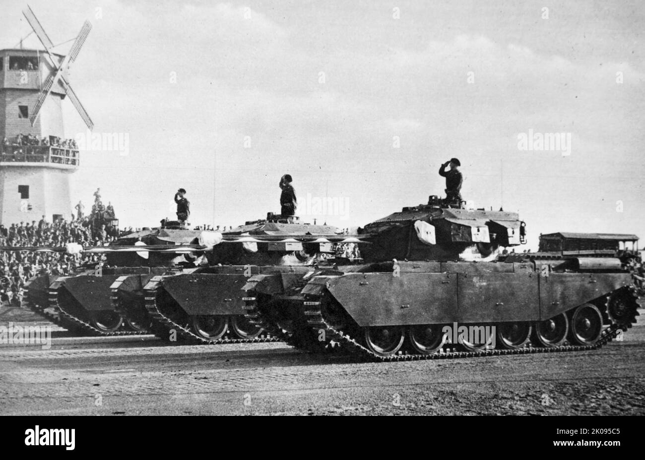 Die neuen 48-Tonnen-Panzer Großbritanniens passieren die saluierende Basis in Sennelager in der Nähe von Paderborn in der britischen Zone Deutschlands, bevor sie an der Übung Agility Two teilnehmen. Stockfoto
