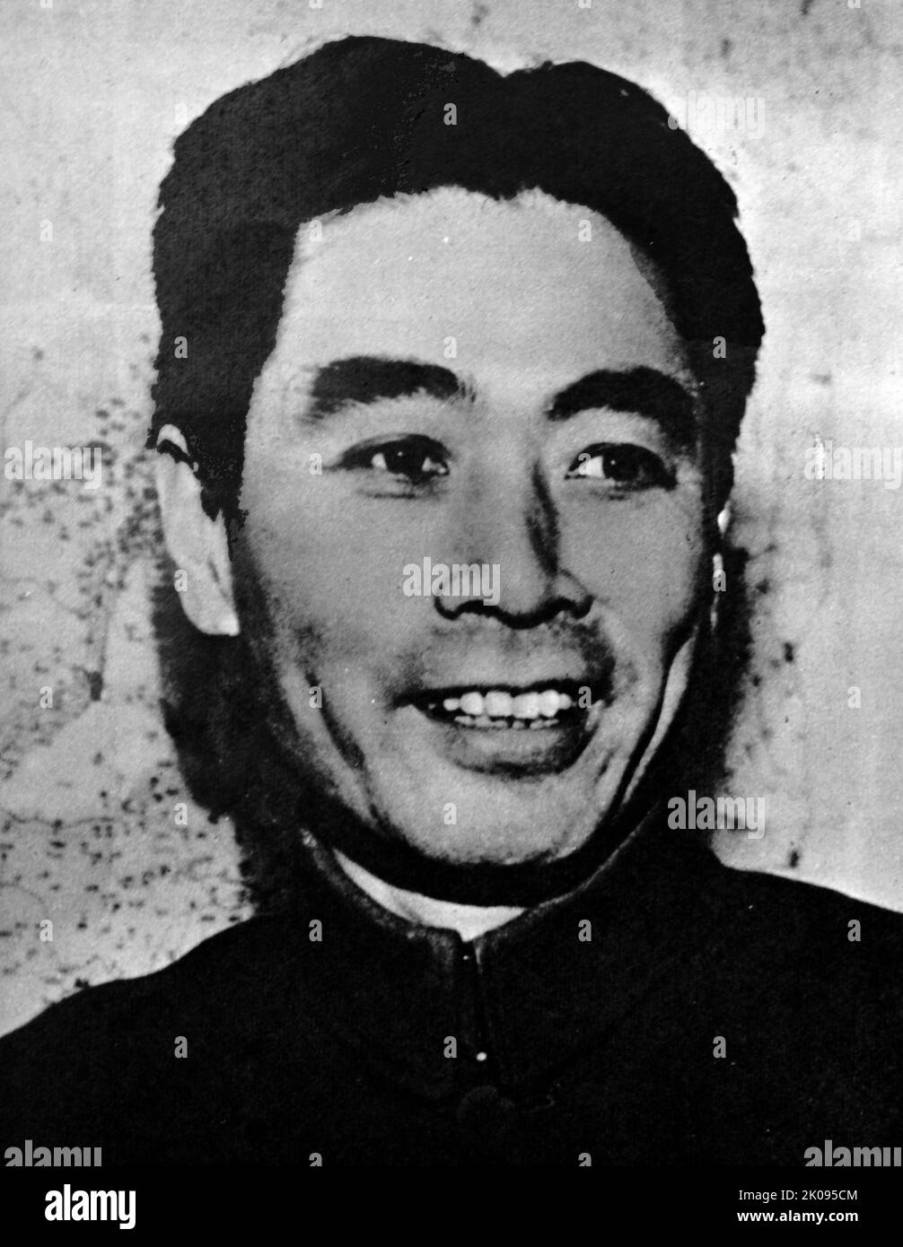 Chou en-lai. Zhou Enlai (5. März 1898 - 8. Januar 1976) war der erste Premierminister der Volksrepublik China. Von Oktober 1949 bis zu seinem Tod im Januar 1976 war Zhou Chinas Regierungschef. Zhou diente unter dem Vorsitzenden Mao Zedong und half der Kommunistischen Partei, an die Macht zu kommen, später bei der Festigung ihrer Kontrolle, der Gestaltung ihrer Außenpolitik und der Entwicklung der chinesischen Wirtschaft. Stockfoto