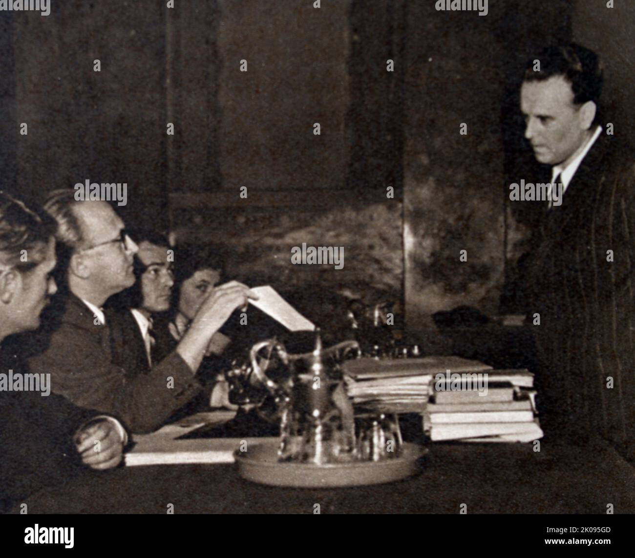 Dr. Tibor Szonyi (1903-1949), war Mitglied der Nationalversammlung von Ungarn. Er wurde später nach einem berühmten Prozess zusammen mit Laszlo Rajk und Andras Szalai hingerichtet. Dies war ein kommunistischer "Schandversuch", bei dem die Aussage falsch war, aber den Zeugen durch Folter und Einschüchterung aufgezwungen wurde. Die Ungerechtigkeit dieses Prozesses trug dazu bei, die Revolution von 1956 gegen die kommunistische Regierung auszulösen. Stockfoto