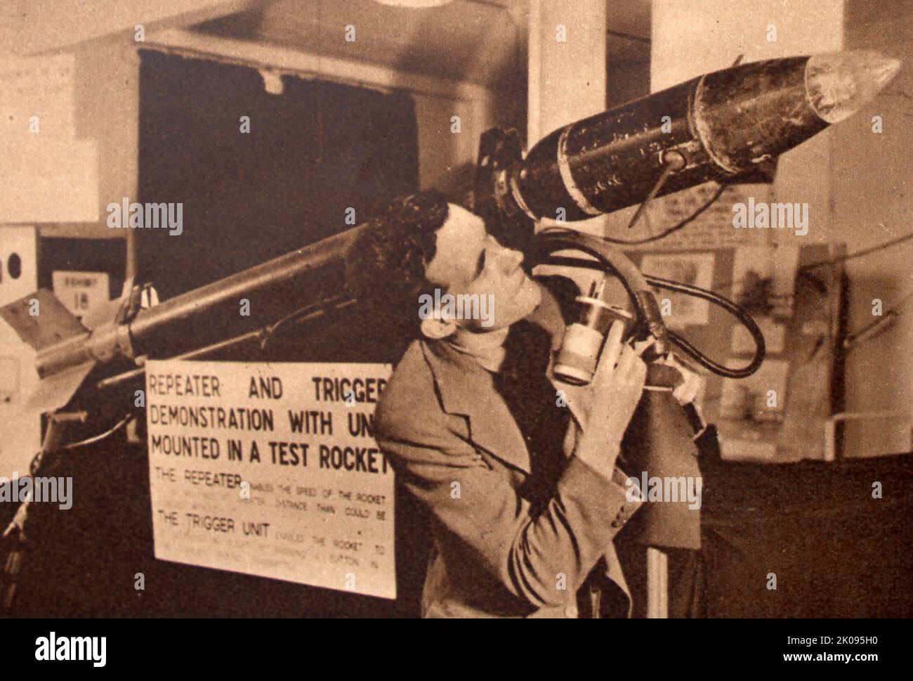 Ausstellung des Ministerium für Versorgung Radar Forschung und Entwicklung (RRDE). Ein Repeater und eine Trigger-Einheit, die in einer Testeinheit montiert sind. Mit dem Repeater kann die Geschwindigkeit der Rakete auf große Distanzen gemessen werden. Stockfoto