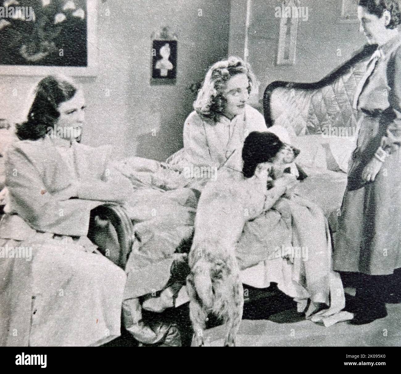 Bette Davis, Geraldine Fitzgerald und Virginnia Brissac im Film Dark Victory von 1939. Ruth Elizabeth 'Bette' Davis (5. April 1908 - 6. Oktober 1989) war eine amerikanische Schauspielerin mit einer Karriere von mehr als 50 Jahren und 100 Schauspielkrediten. Geraldine Mary Fitzgerald (24. November 1913 - 17. Juli 2005) war eine irische Schauspielerin und Mitglied der American Theatre Hall of Fame. Virginia Brissac (11. Juni 1883 - 26. Juli 1979) war eine beliebte amerikanische Theaterschauspielerin, die während der Blütezeit von West Coast Stock Anfang 1900s Theaterensemos von Vancouver bis San Diego spielte Stockfoto