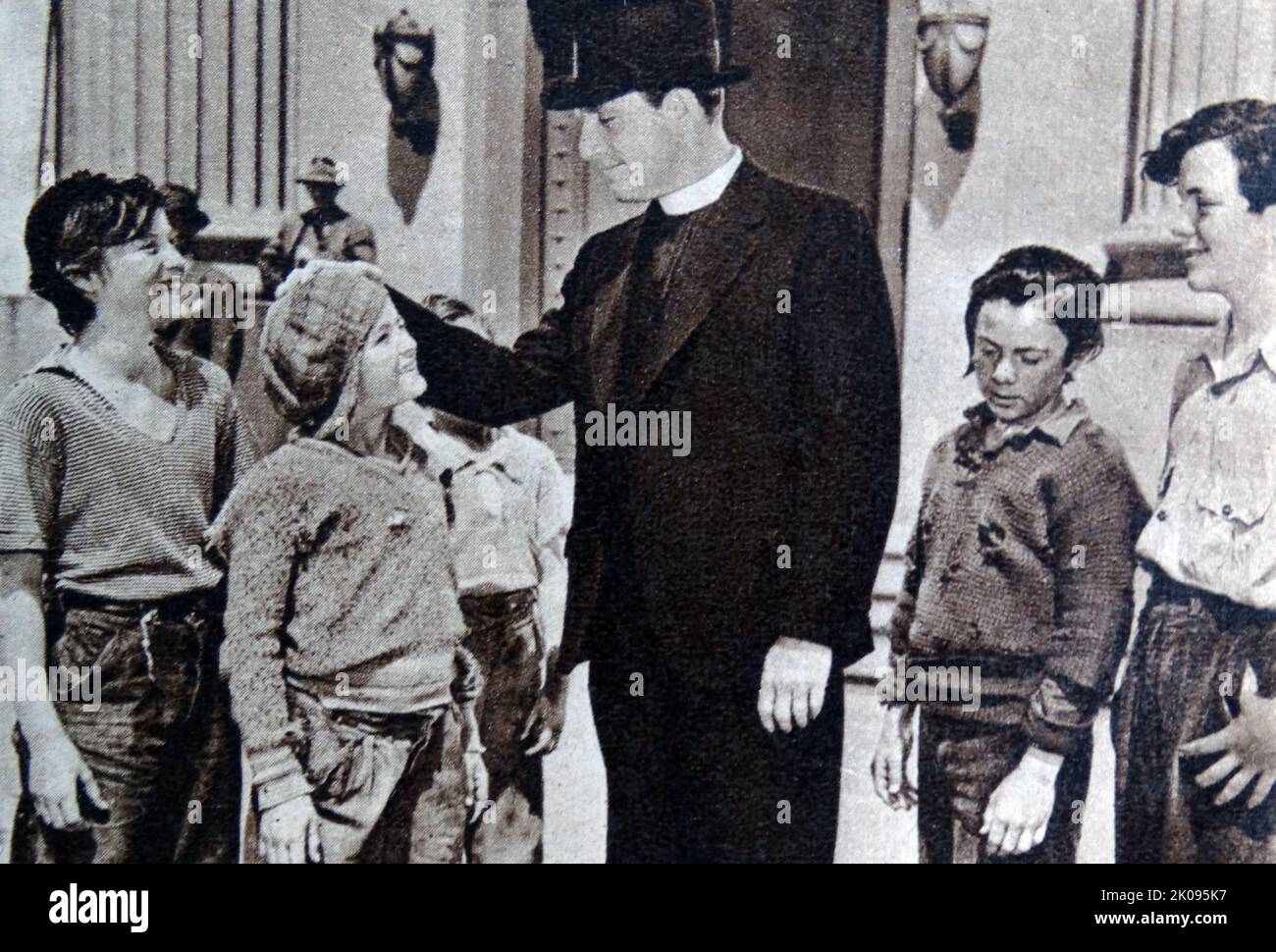 Spencer Tracy in Boys Town, ein biografischer Dramenfilm aus dem Jahr 1938. Spencer Bonaventure Tracy (5. April 1900 - 10. Juni 1967) war ein amerikanischer Schauspieler, der für seinen natürlichen Stil und seine Vielseitigkeit bekannt war. Tracy, einer der Hauptstars des Goldenen Zeitalters Hollywoods, gewann als erster Schauspieler aus neun Nominierungen zwei aufeinanderfolgende Academy Awards als Bester Darsteller. Stockfoto