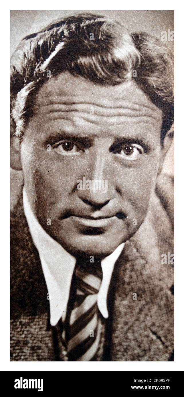 Spencer Tracy. Spencer Bonaventure Tracy (5. April 1900 - 10. Juni 1967) war ein amerikanischer Schauspieler, der für seinen natürlichen Stil und seine Vielseitigkeit bekannt war. Tracy, einer der Hauptstars des Goldenen Zeitalters Hollywoods, gewann als erster Schauspieler aus neun Nominierungen zwei aufeinanderfolgende Academy Awards als Bester Darsteller. Stockfoto