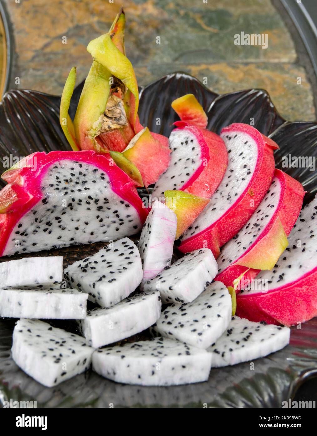 Platte aus geschnittener Drachenfrucht, Pitahaya oder Pitaya, aus der Familie Cactaceae, die Frucht mehrerer verschiedener Kaktusarten. Stockfoto